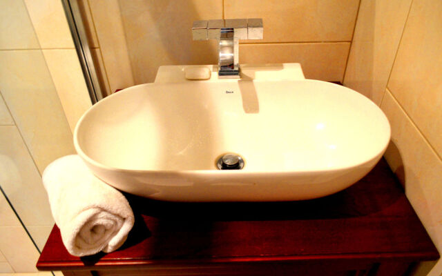 Nest Hotel B & B