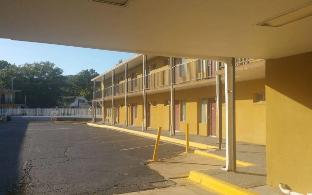 Econo Lodge Inn & Suites