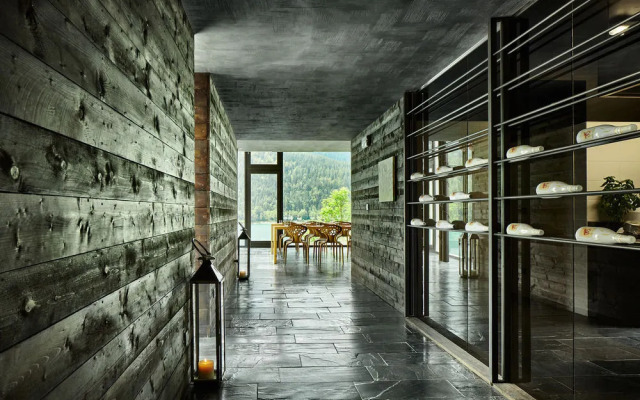 MAANJA Lake Front Suite and Restaurant