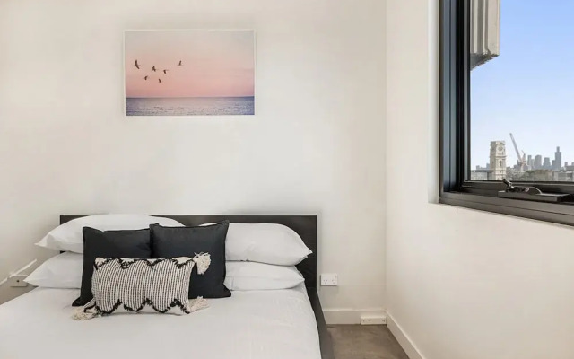 Comfy 2-bed Balcony Unit Near Chapel St