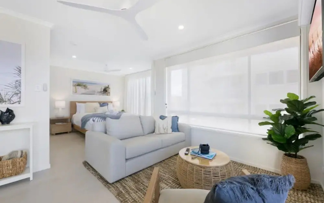 Beachfront Studio With Balcony & Stunning Views