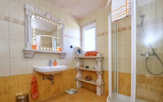 Cozy Holiday Home in Rogovici With Swimming Pool