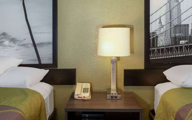 Super 8 by Wyndham Seguin