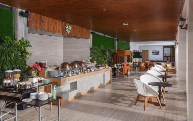Giriwood Hotel & Villa