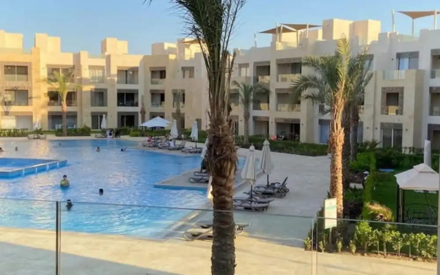 Mangroovy Magic PoolView 1BR in Beachfront Complex