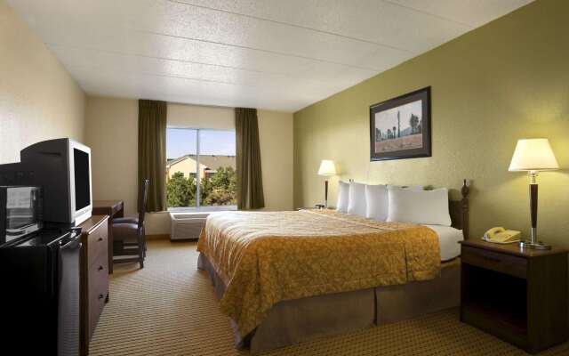 Travelodge by Wyndham Lansing IL