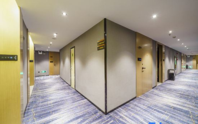 Green Carrier Hotel (Shenzhen Nanshan Coast Chengnan Oil Store)