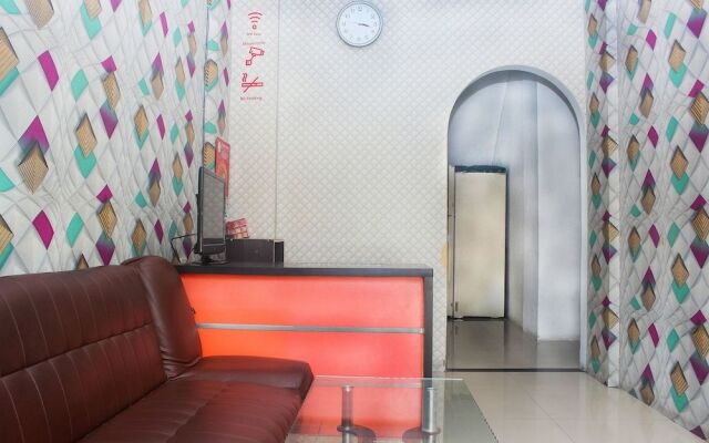 OYO 111 Grand Palace Resident