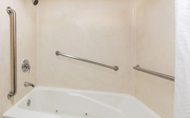 Travelodge Inn & Suites by Wyndham Norman