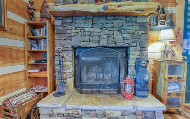 Bear Pause - 2 Bedrooms, 2 Baths, Sleeps 6 Cabin by RedAwning