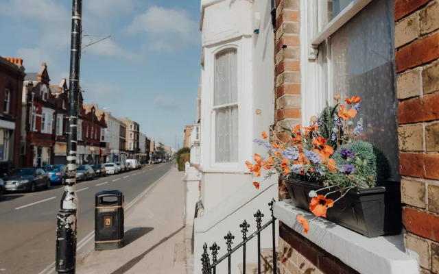 Stylish and Modern 2-bed Apartment in Herne Bay