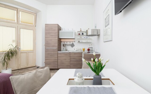 Modern Studio Kantor by Renters