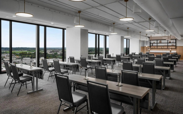 Renaissance Milwaukee West Hotel