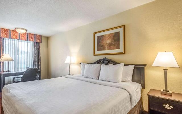 Clarion Inn & Suites Central Clearwater Beach