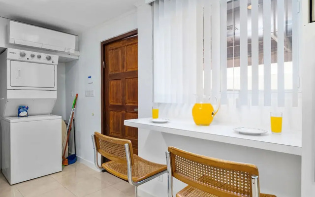 3BR 3BA Pool Downtown Short Walk to Beach