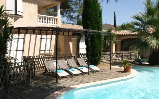 Piscine à débordement sur la Cote d'Azur