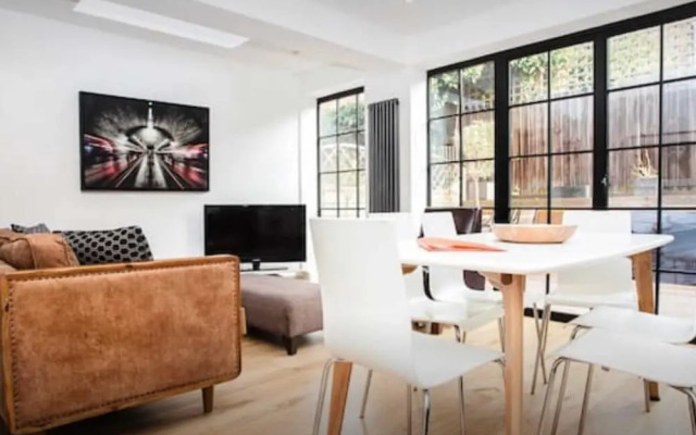 Stylish Newly Refurbished 2 Bedroom Flat With Terrace