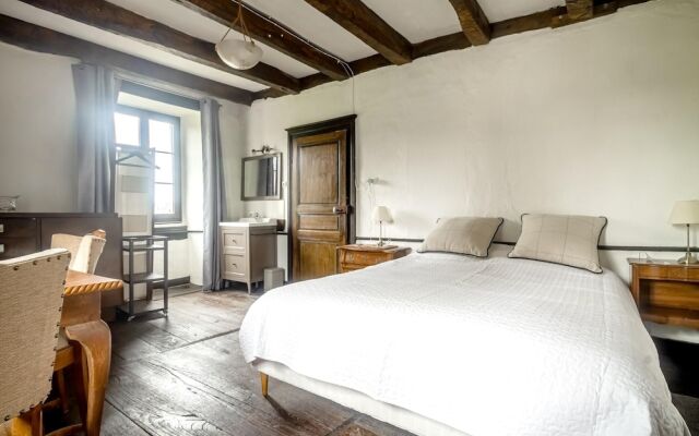 House With 8 Bedrooms in Saint-hilaire-peyroux, With Enclosed Garden a