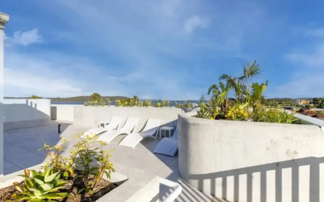 Lavish Coastal 2-bed With Stunning Ocean Views