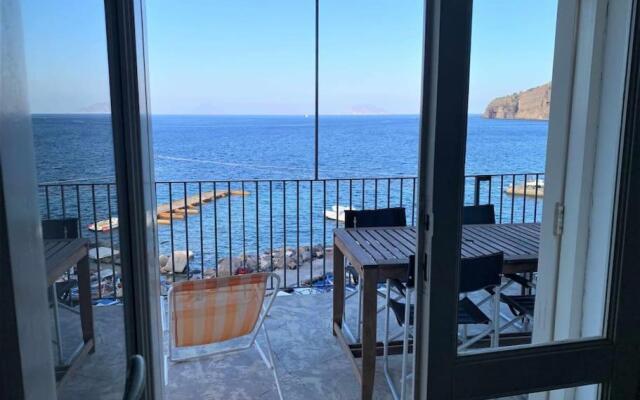 House Uva - on the port of Scalo Galera, Salina