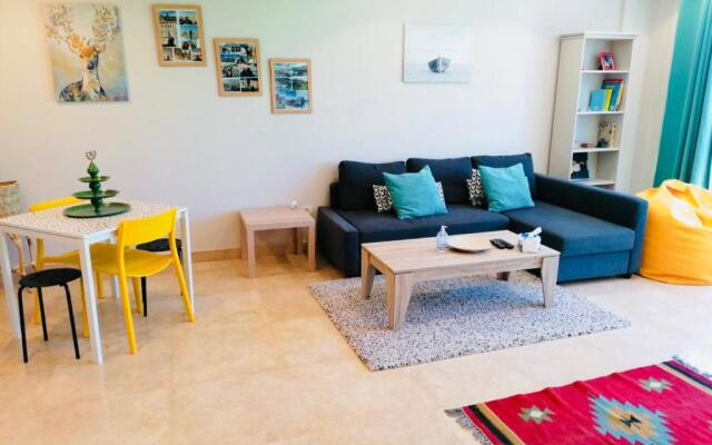 Beautiful modern apartment with access to beach and pools