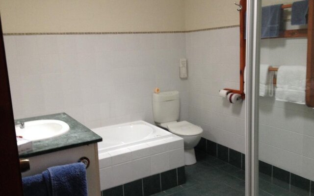 Colonial Motel and Serviced Apartments