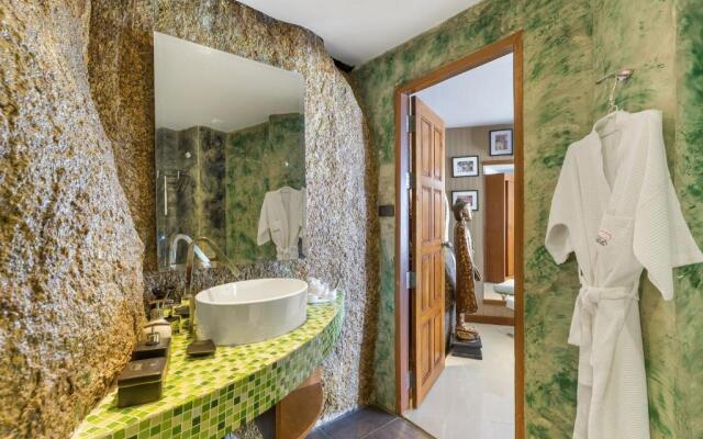 The Dinky Rock, Lounge Beach Club & Spa Hotel