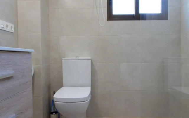 New San Juan beach apartment with AC