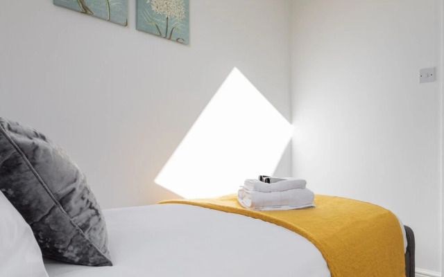 Castle Reach Apartment by Creative Stays