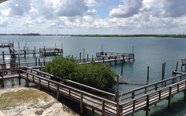 Dockside Inn & Resort
