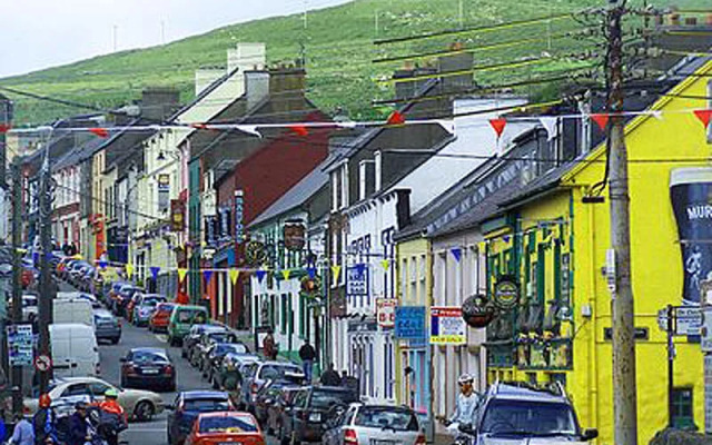 3 bedroom house a short stroll from Dingle town