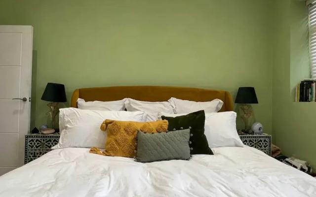 Colourful and Stylish 1 Bedroom Flat in Kensington