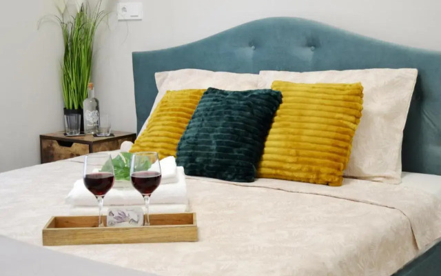 BEYOND ABSTRACT - Gorgeous 1BR Apt