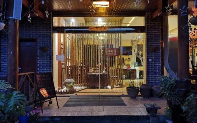 Nongyue Emei Shanju Hostel