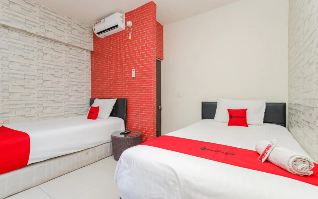 RedDoorz Syariah near Green Park Jatiwarna