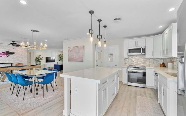 Coastal Retreat Stylish 4 BDR w/ Private Pool!