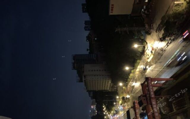 艳阳天时尚旅店(武汉光谷体育学院店)