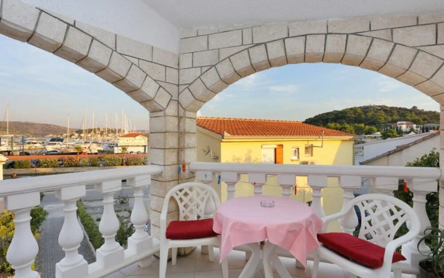 Lias 2 - With Restaurant - A12