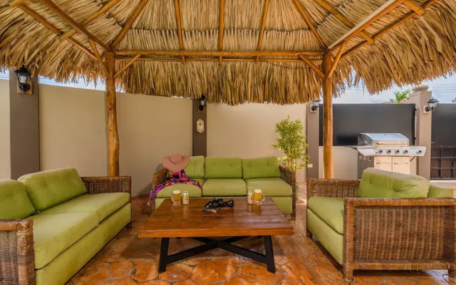 Urban 5BR Private Pool Getaway 10 Min- Bch