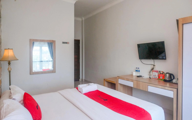 RedDoorz near Hermes Place Polonia Medan – Guest Rooms – Medan