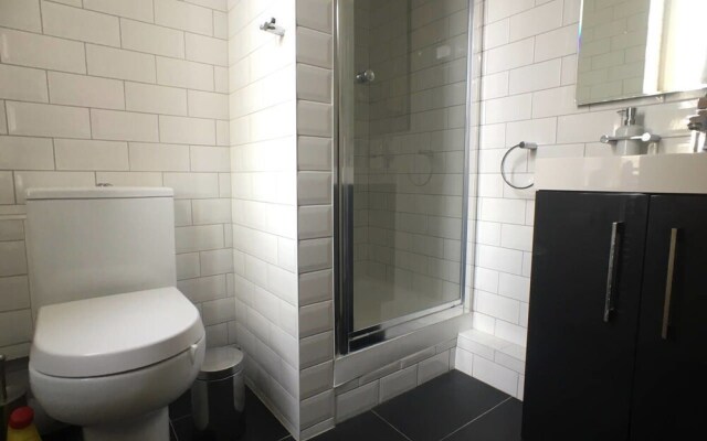 Quintessential 2 BR London Bridge Apartment