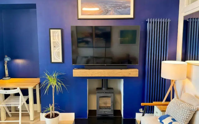 Warm, Upgraded Top-floor Flat in Finnieston