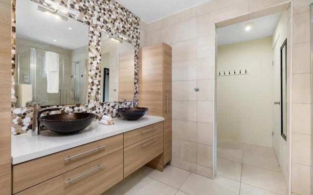 3BR 2BA Near Eagle Beach w Private Pool