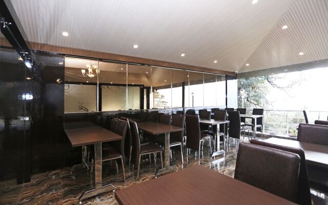 OYO 10076 Hotel Skylark