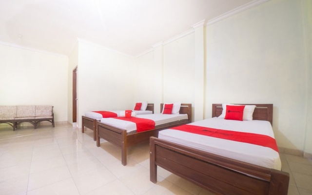 RedDoorz near Nusa Cendana University – Guest Rooms – Kupang
