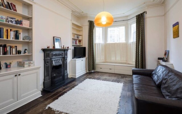 Charming 2 bed Apartment in Queen's Park W/garden