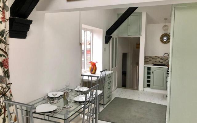 Charming 2-bed Apartment in Waterloo, Liverpool