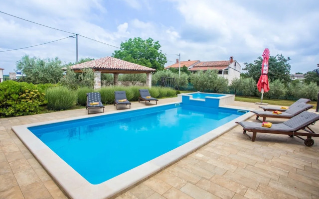 Roofed Villa in Istria With Private Pool