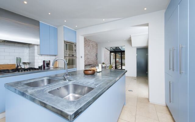 Stylish and Spacious 2BR House in Hammersmith