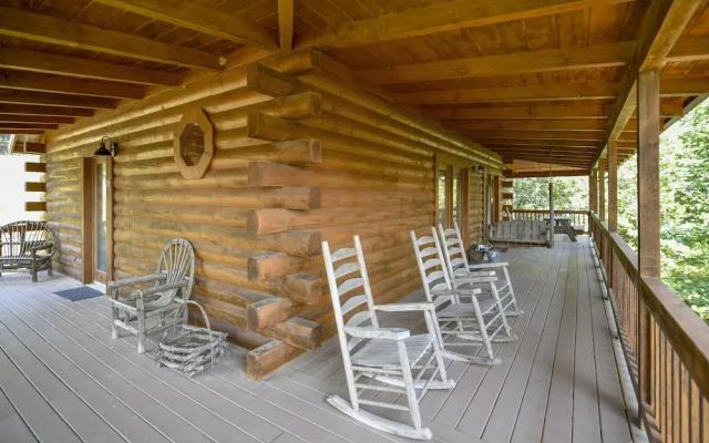 Mountain Serenity 2 Bedroom Cabin by RedAwning